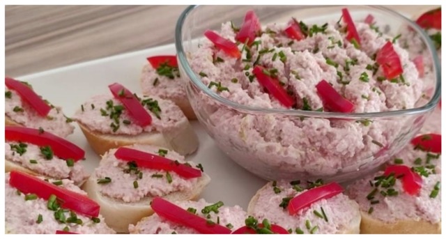 Tartinade de salami rétro maison au concombre : un dîner rapide et délicieux, préparé avec seulement quelques ingrédients.