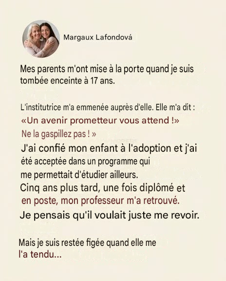 Il y a des moments où tout bascule sans prévenir, comme si la terre se dérobait sous nos pieds. À dix-sept ans, Élise se croyait au plus bas, seule et confrontée à une situation insupportable. Elle était loin de se douter qu’un simple regard bienveillant transformerait sa chute en un nouveau départ… et que le plus beau des cadeaux lui viendrait bien plus tard. Quand tout s’effondre à l’adolescence  À un âge où l’on devrait penser aux amitiés, aux projets et aux rêves,  Élise   a dû se confronter à une dure réalité. Une dispute familiale qui a dégénéré, des portes qui se sont claquées, et le sentiment d’être soudainement devenue invisible. Quelques soirées perdues avec des connaissances, l’estomac noué par un ravioli, le cœur lourd, et l’impression accablante que tout avait disparu.  Dans ces moments-là, on agit en pilote automatique. On va en cours, on sourit machinalement, mais intérieurement, tout est flou. Elle n’a rien demandé, rien dit, jusqu’au jour où quelqu’un a percé à jour les apparences.  Une main tendue qui va tout changer  Claire, sa professeure d’anglais, avait cette douceur apaisante qui désamorce les tensions sans même qu’on s’en rende compte. Il suffisait d’un simple « tu n’as pas l’air d’être toi » pour que tout s’enflamme.  La réponse fut immédiate, simple et, en même temps, immense : une chambre pour dormir, un repas partagé, le transport pour les réunions importantes et, surtout, aucune plainte.  Dans ce logement de fortune,  Elise   a pu se reposer, terminer son année scolaire et retrouver un semblant de stabilité.