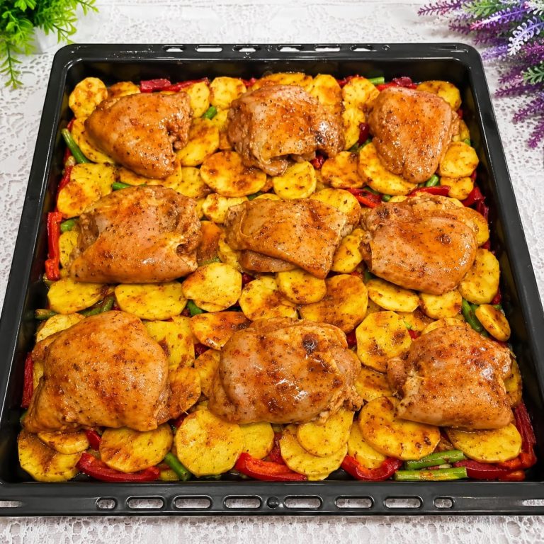 De délicieux blancs de poulet accompagnés de pommes de terre et d’oignons dans une sauce savoureuse : le secret pour les rendre extra juteux et délicieux !