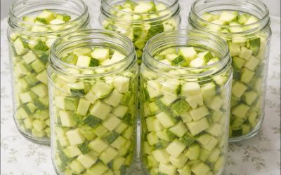 Courgettes en bocal – un plat d’hiver croquant par excellence, à préparer absolument pendant la saison des courgettes. La recette est très simple et vous la trouverez dans les commentaires. Bonne journée !