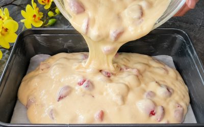 Je mélange tous les ingrédients et c’est prêt : un gâteau aux fraises qui fond dans la bouche !