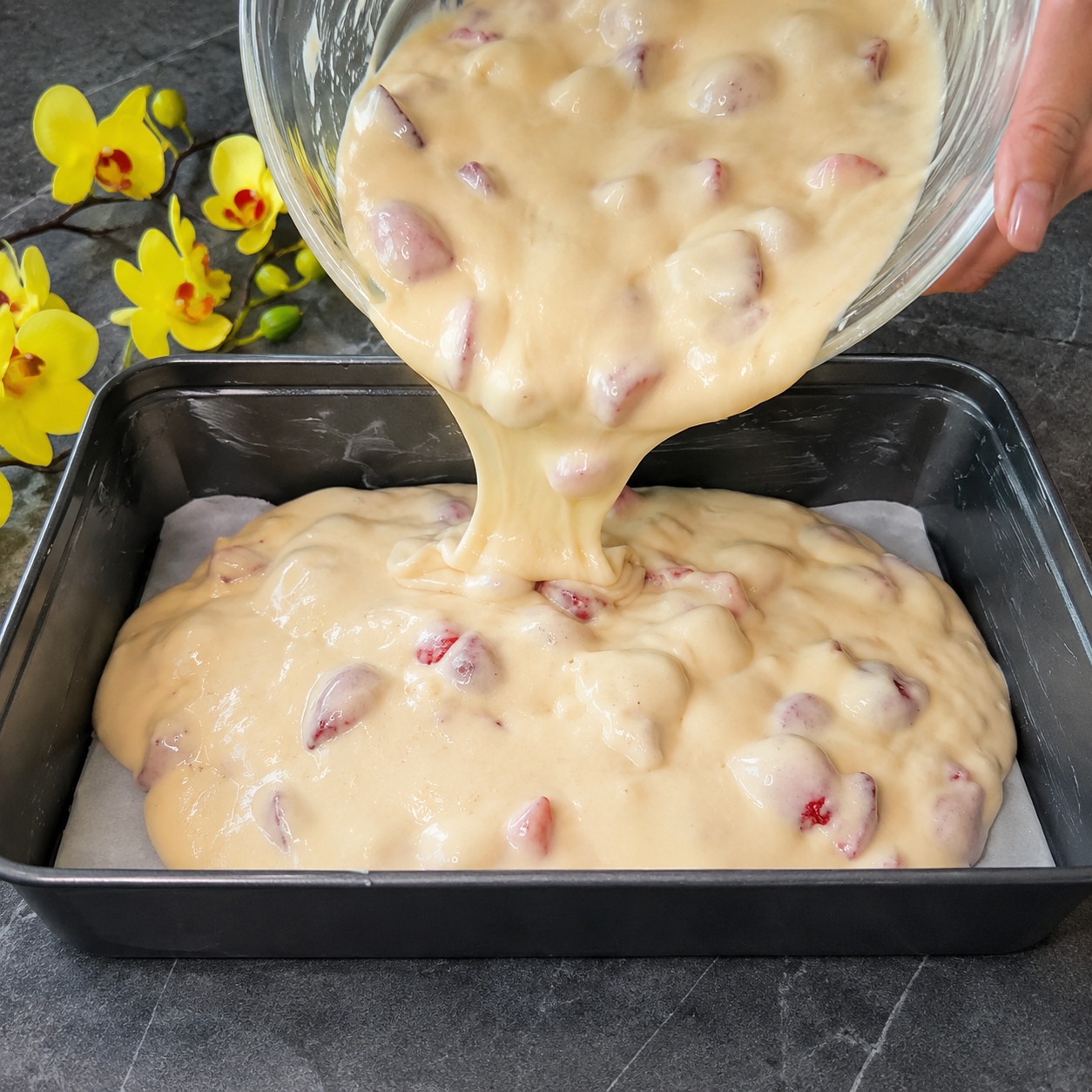 Je mélange tous les ingrédients et c’est prêt : un gâteau aux fraises qui fond dans la bouche !