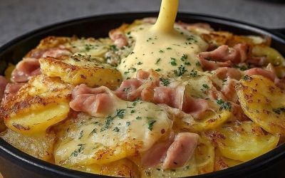Dans ma famille, il ne reste jamais rien dans son assiette ! Ce plat simple de pommes de terre et de jambon est tellement délicieux qu’il disparaît en un clin d’œil ! Parfait quand on a envie d’un plat réconfortant, chaleureux et fait maison.