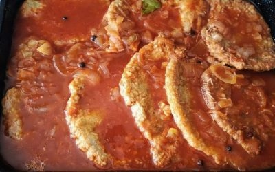 De délicieuses escalopes renversées à la sauce moutarde : un festin pour toute la famille, le tout sur une seule feuille !