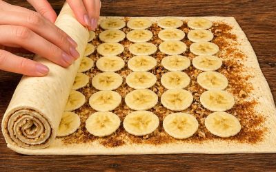 J’ai simplement disposé des rondelles de banane sur la pâte feuilletée et je l’ai roulée : oubliez les desserts coûteux, les invités ne parleront que de ça !