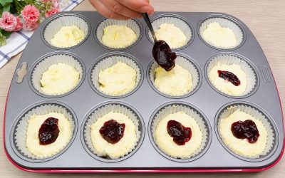 De délicieux muffins au cheesecake cuits dans une tasse : ils sont prêts en un rien de temps et ont exactement le même goût que les gâteaux moraves !
