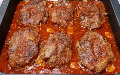 Échine de porc viennoise à l’ail : une viande qui fond dans la bouche et une sauce délicieuse – il faut absolument goûter ça !