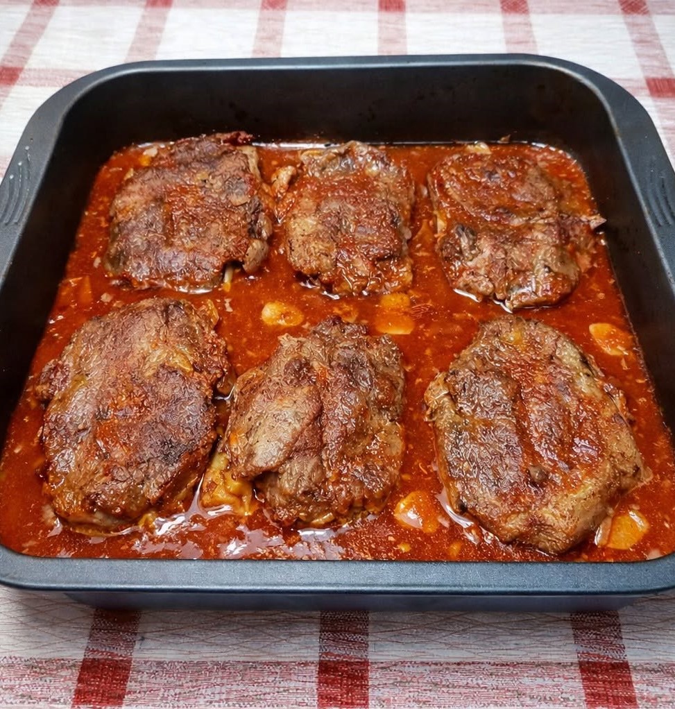 Échine de porc viennoise à l’ail : une viande qui fond dans la bouche et une sauce délicieuse – il faut absolument goûter ça !