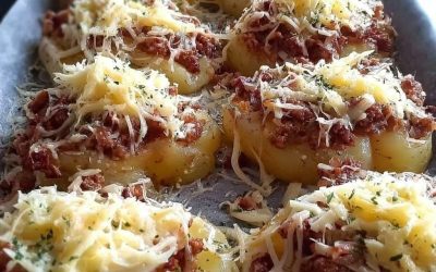 Pommes de terre farcies au fromage et à la viande hachée, sorties du four