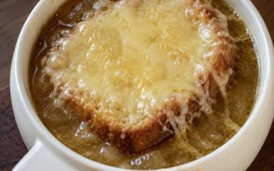 Soupe à l’oignon gratinée : le grand classique français revisité