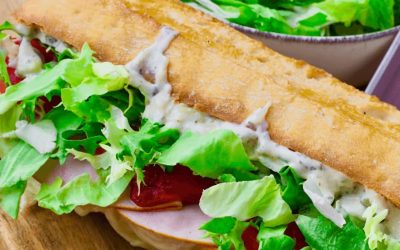 Qui veut un petit goûter ? La recette est dans les commentaires ! Sandwich aux poivrons grillés et à l’ail