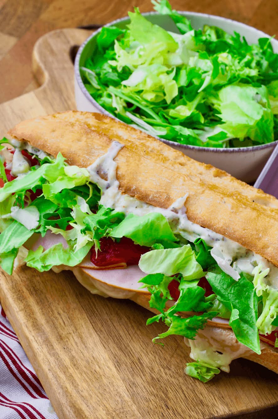 Qui veut un petit goûter ? La recette est dans les commentaires ! Sandwich aux poivrons grillés et à l’ail
