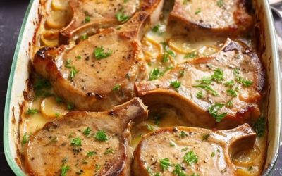 Côtelettes de porc avec pommes de terre en peau