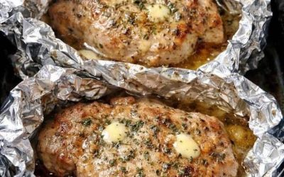 « Le secret de mon oncle pour un dîner ultra-tendre ne nécessite que 4 ingrédients bien emballés dans du papier aluminium. Le jus reste emprisonné toute la journée jusqu’à ce que la viande soit littéralement fondante. » Je vous offre cette recette en échange d’un simple « Miam ! »