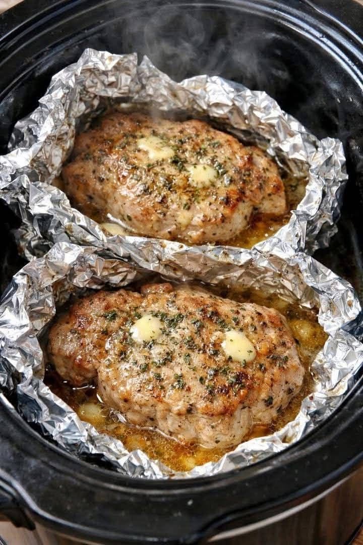 « Le secret de mon oncle pour un dîner ultra-tendre ne nécessite que 4 ingrédients bien emballés dans du papier aluminium. Le jus reste emprisonné toute la journée jusqu’à ce que la viande soit littéralement fondante. » Je vous offre cette recette en échange d’un simple « Miam ! »