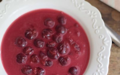 Soupe aux cerises acides – un dessert populaire qui se prépare en dix minutes, ressemblant à un pudding.