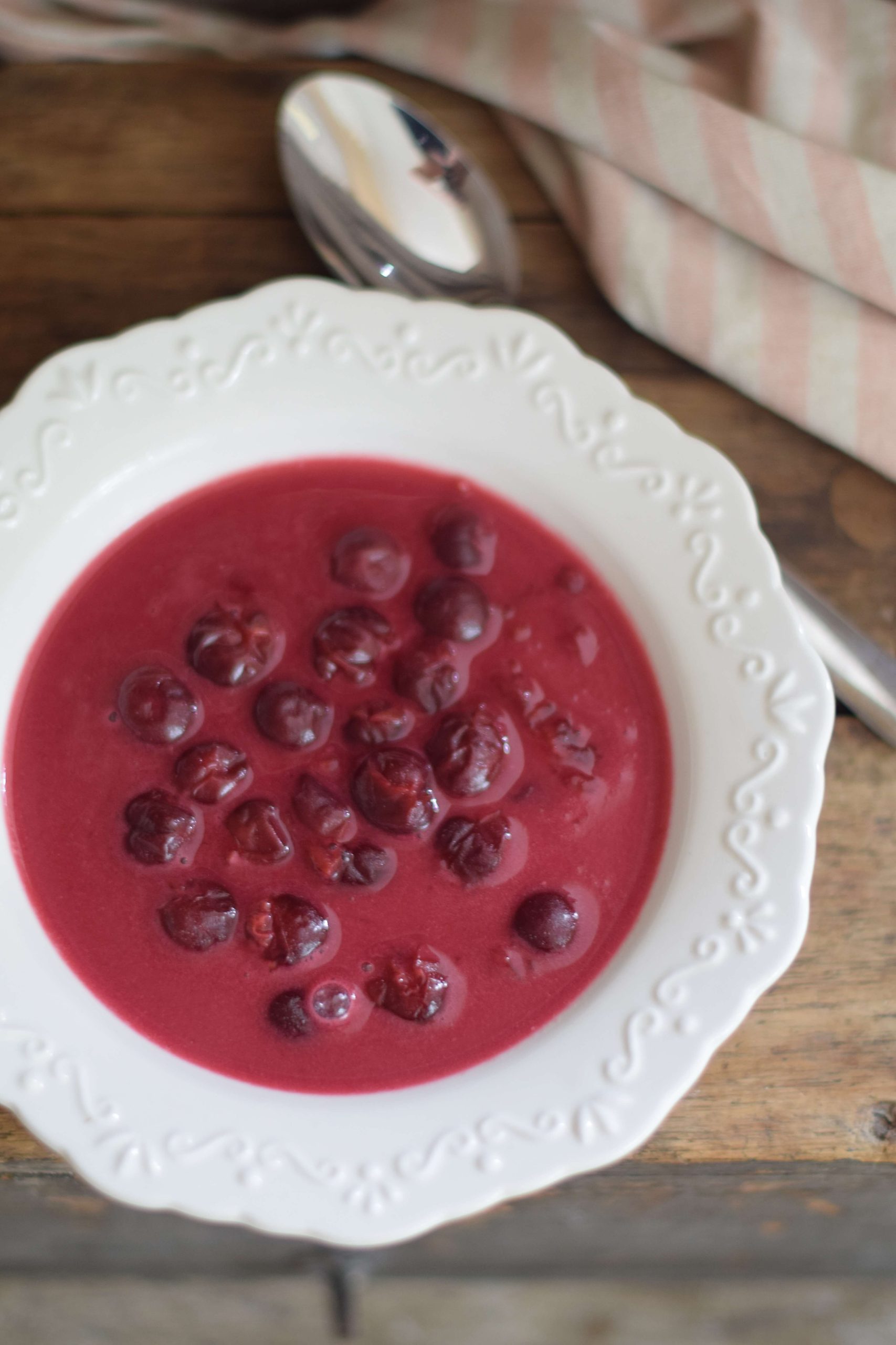 Soupe aux cerises acides – un dessert populaire qui se prépare en dix minutes, ressemblant à un pudding.